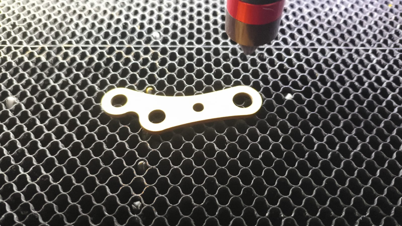 Corte a laser titanio pecas de moto